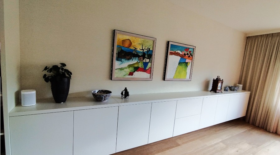 Combinatie wandmeubel: Boekenkast en zwevend dressoir