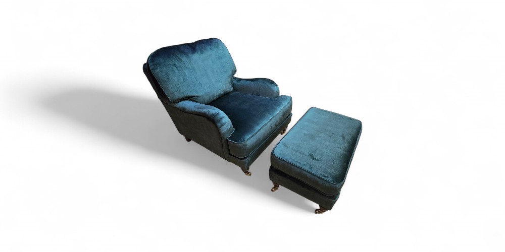 Een Engelse klassieke fauteuil is meer dan alleen een zitmeubel; het is een stukje geschiedenis. Deze stoelen, vaak gekenmerkt door hun robuuste houten frame, diepe zitting en sierlijke armleuningen, zijn gebouwd om een leven lang mee te gaan. Onze klant was verliefd op de vorm en het comfort, maar de oorspronkelijke, verweerde stof deed geen recht meer aan de schoonheid van het frame. Ze wilde een stoffering die de stoel naar de 21e eeuw zou brengen, zonder zijn karakter te verliezen.